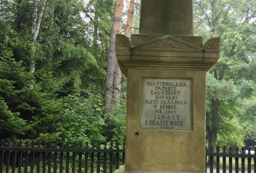 Muzeum Przemysłu Naftowego i Gazowniczego w Bóbrce, obelisk, Joanna