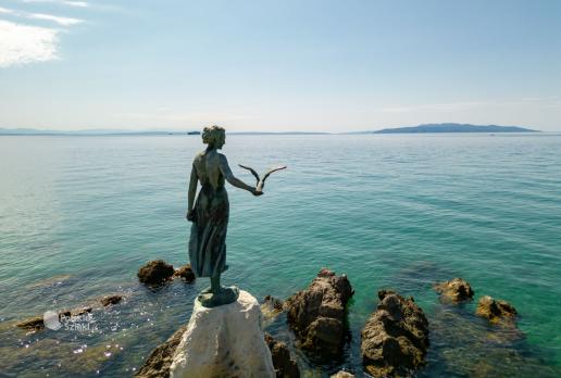 Opatija, dziewczyna z mewą